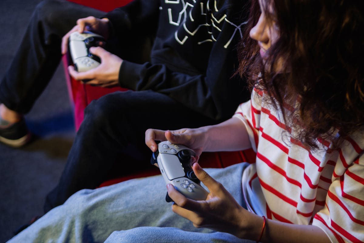 Two gamers focused on a shared session